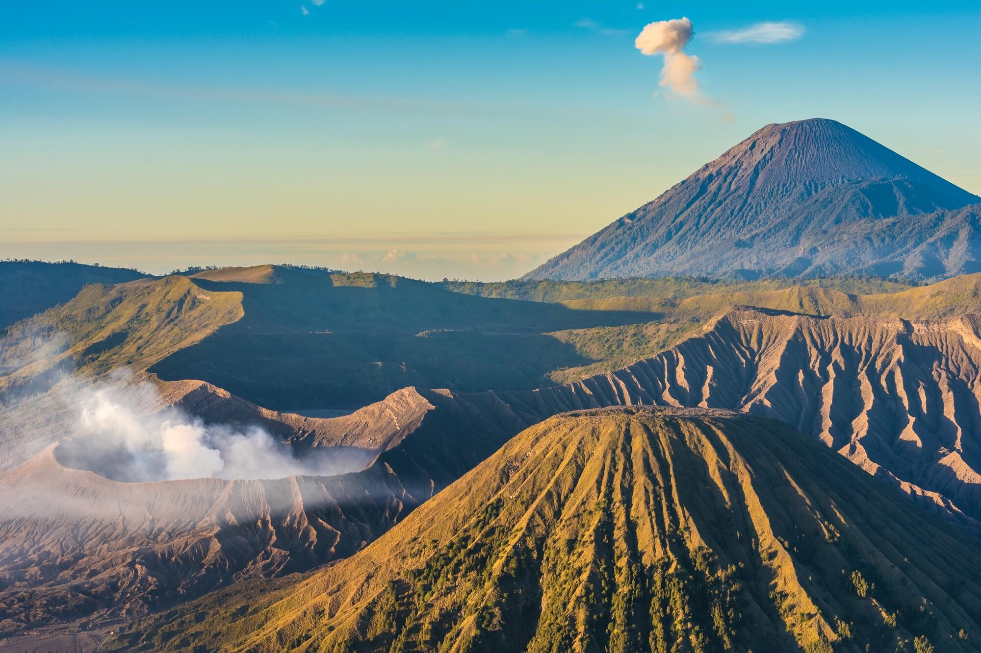 5 самых больших вулканов. Бромо-Тенгер-семеру. Вулкан семеру Индонезия климатические зоны. 5 Самых больших вулканов в мире. Бромо Тенггер семеру карта.